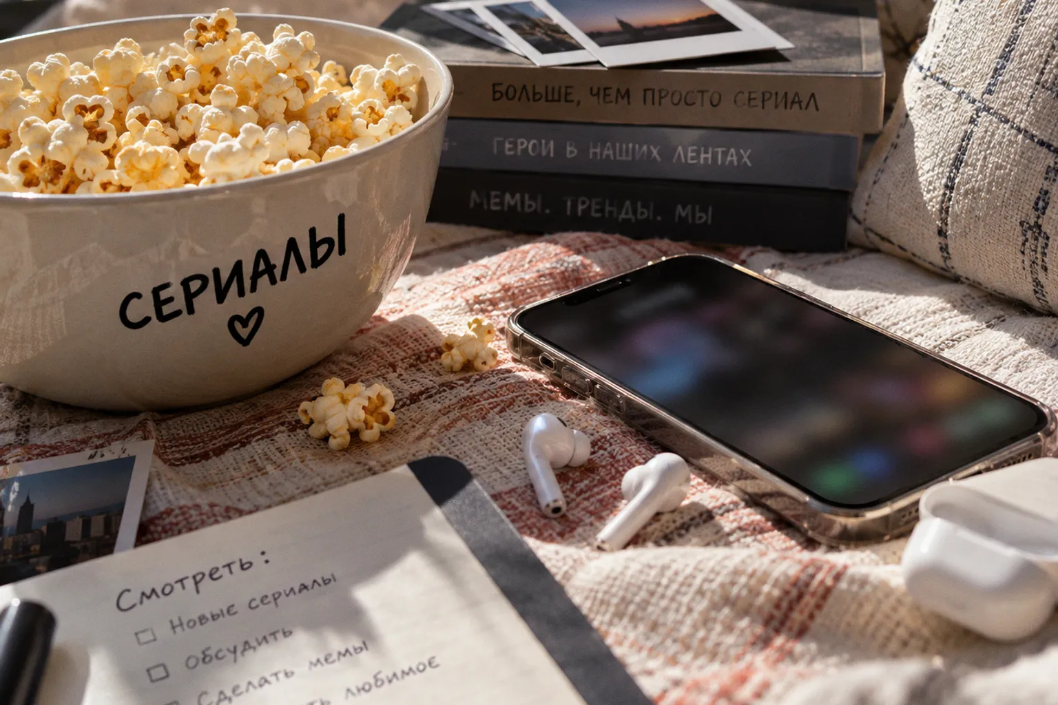10 сериалов, которые захватили соцсети и стали главными мем-генераторами года