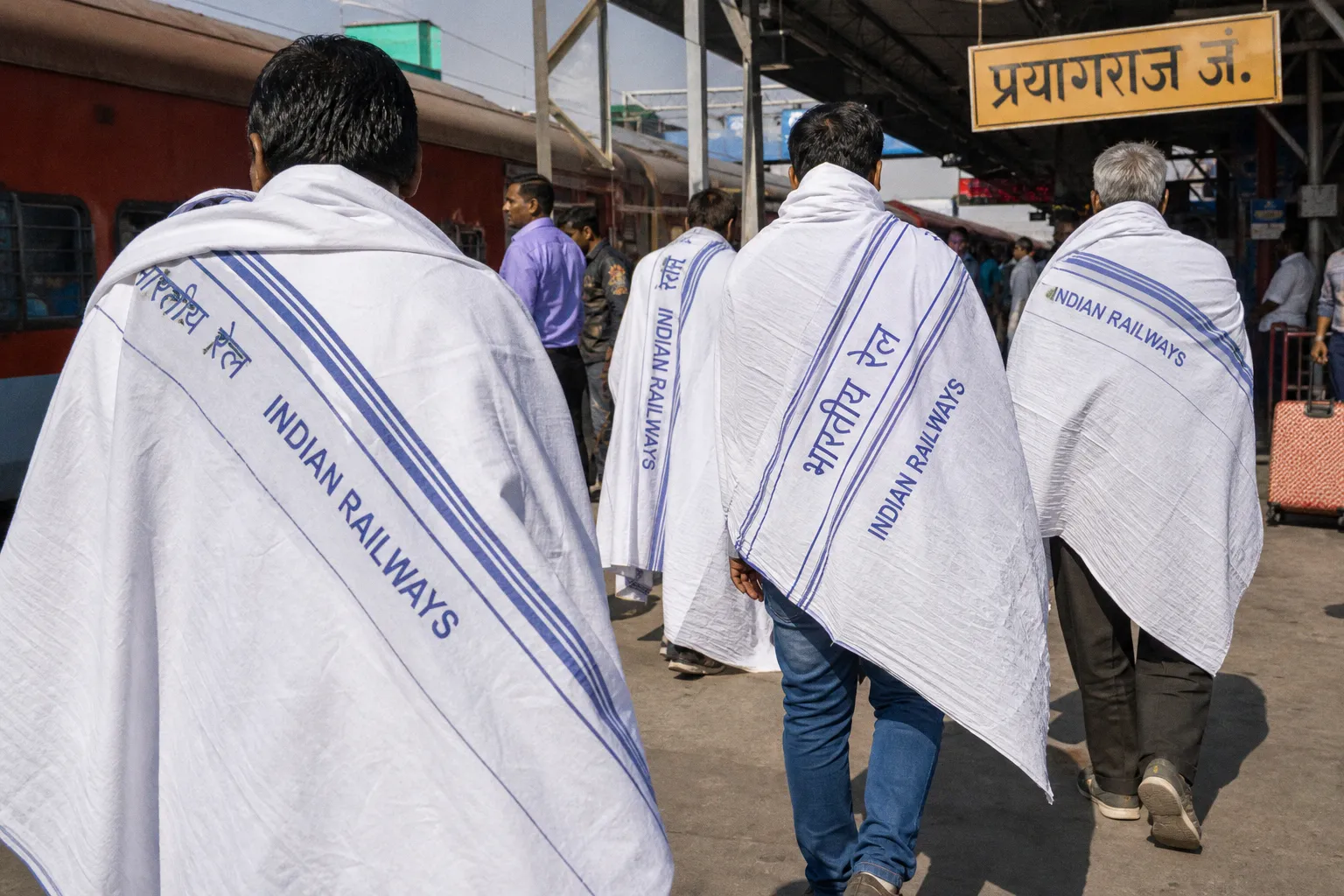 Мужчины в простынях Indian Railways: вирусный тренд или кража государственного имущества