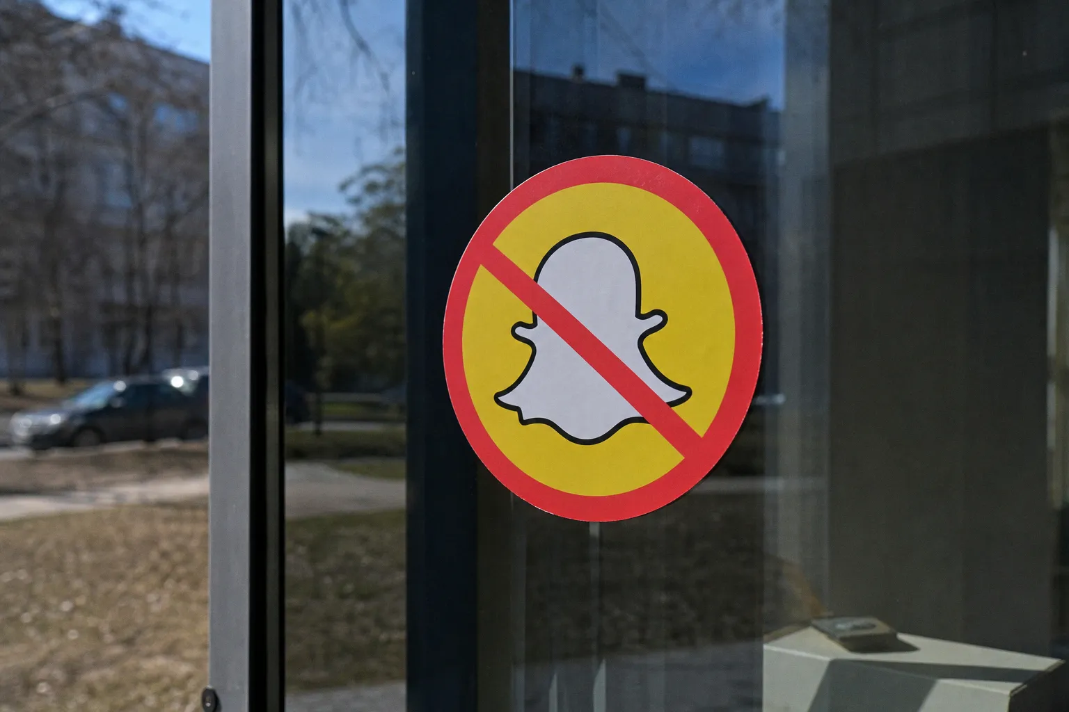 Snapchat ограничил продвижение полностью сгенерированных нейросетями видео